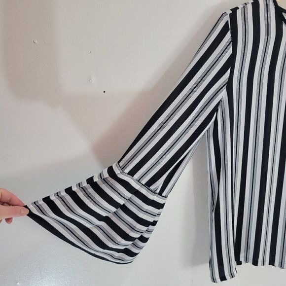 LOFTāFlaredāBellāSleevesĀ Blouseāināblackāandāwhiteāstripes. - Picture 3 of 7